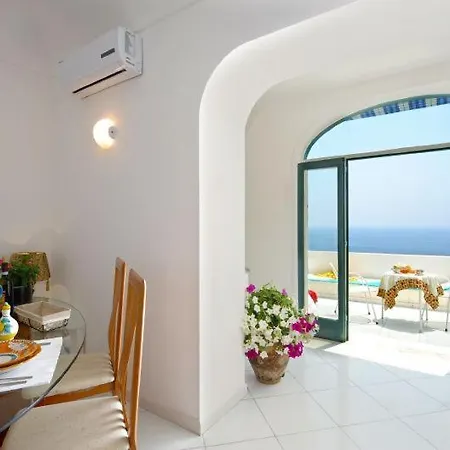 Sleeps 2 Air Con Wifi *