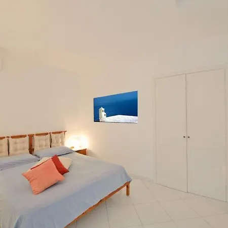 Sleeps 2 Air Con Wifi Apartment