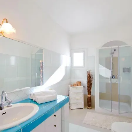 Sleeps 2 Air Con Wifi Apartment